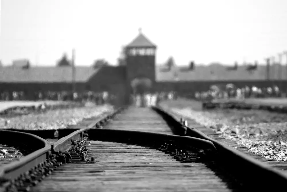 Vías del tren frente a la entrada del campo de Auschwitz-Birkenau