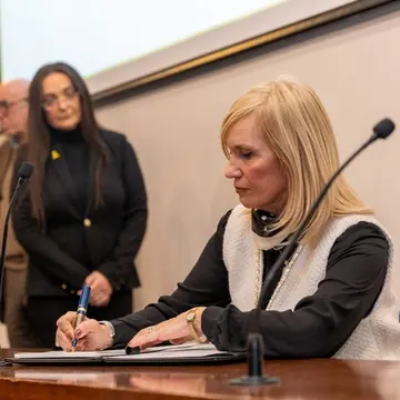 Beatriz Argimón firma la declaración