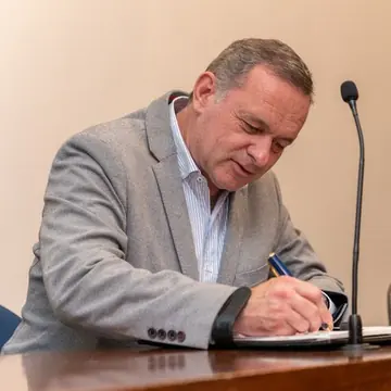 Álvaro Delgado firma la declaración