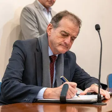 Guido Manini Ríos firma la declaración