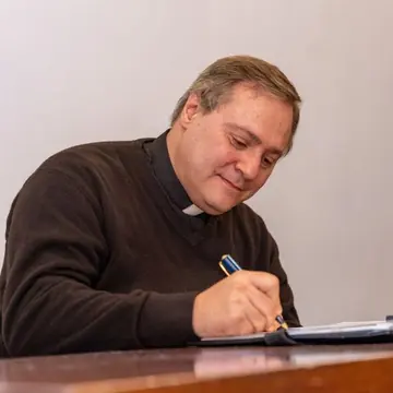 El Padre Daniel Martínez firma la declaración