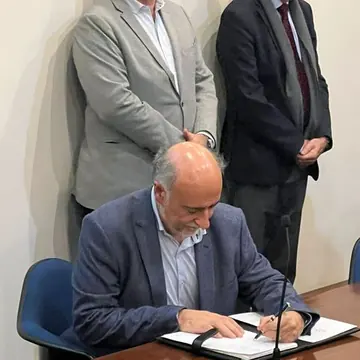 Pablo Mieres firma la declaración