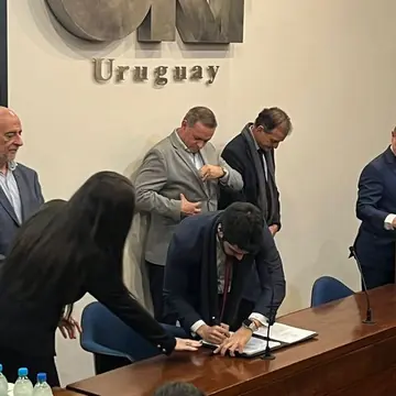 Andrés Ojeda firma la declaración