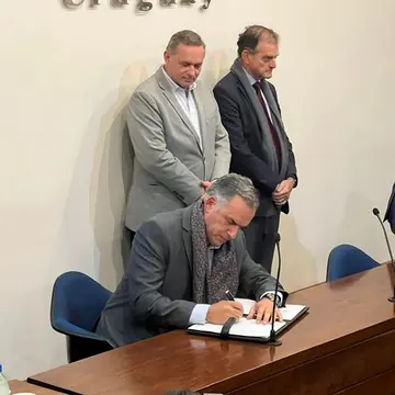 Yamandú Orsi firma la declaración