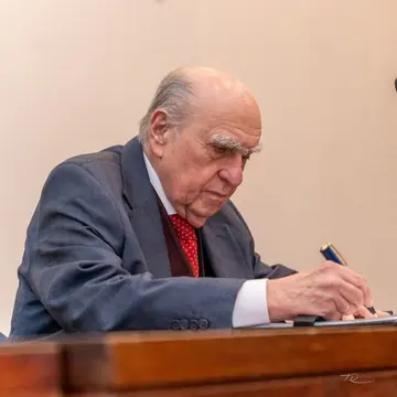 Julio María Sanguinetti firma la declaración